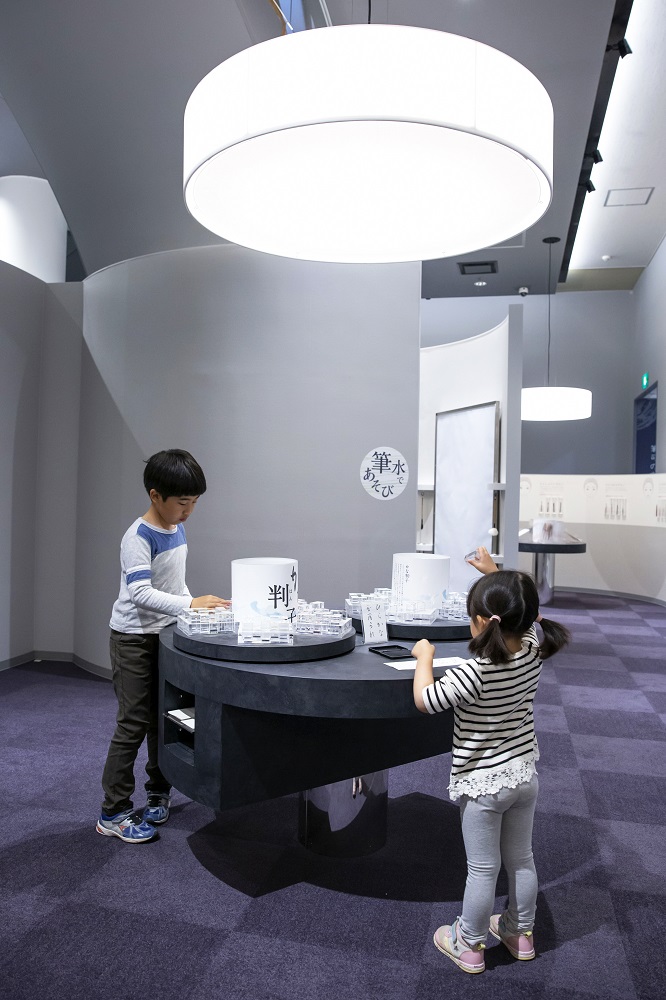 2人の子どもが熊野筆を体験している写真