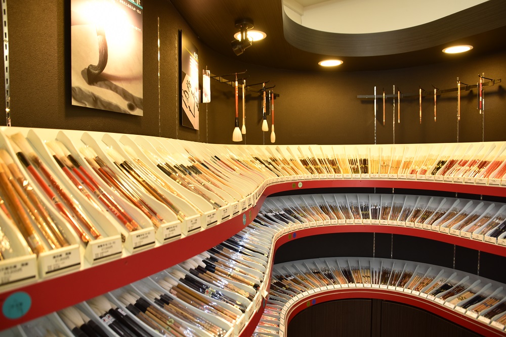 ショップ内に数多くの筆が並べられている様子の写真