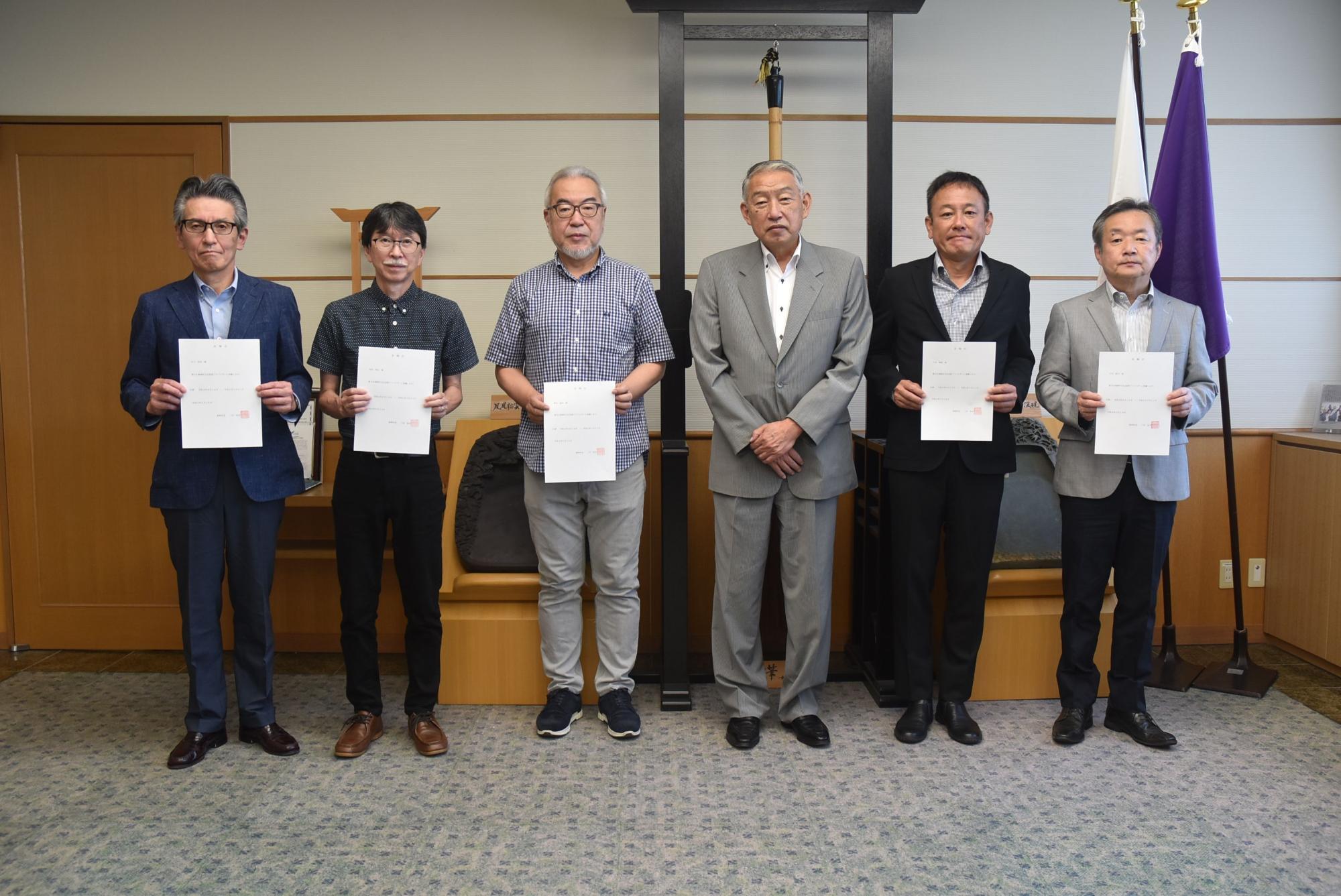 6人の文化芸術アドバイザーが横一列に並んだ集合写真