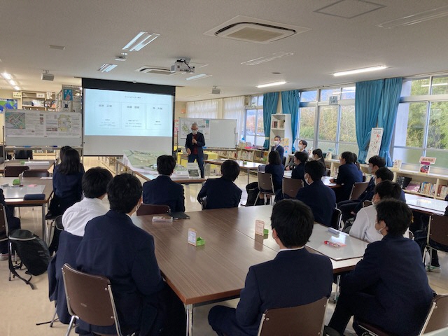 熊野高校の会議室で設計士の話を聞いている高校生たちの写真