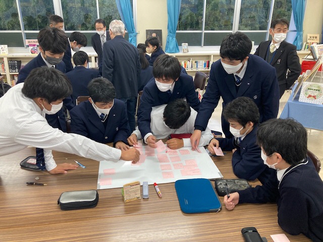 ワークショップでグループディスカッションを行う高校生たちの写真