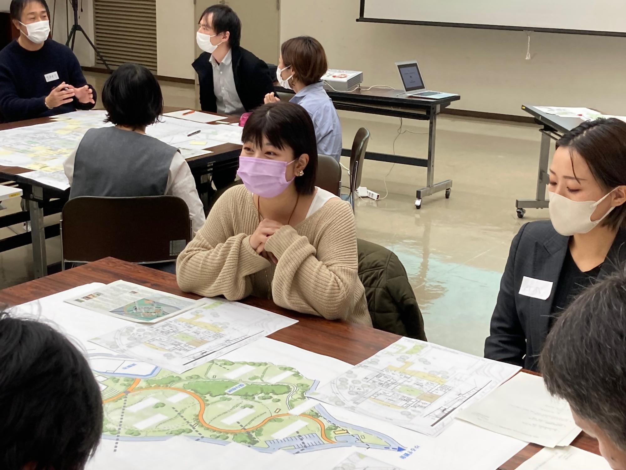 会議室でグループに分かれて意見交換をする参加者たちの写真