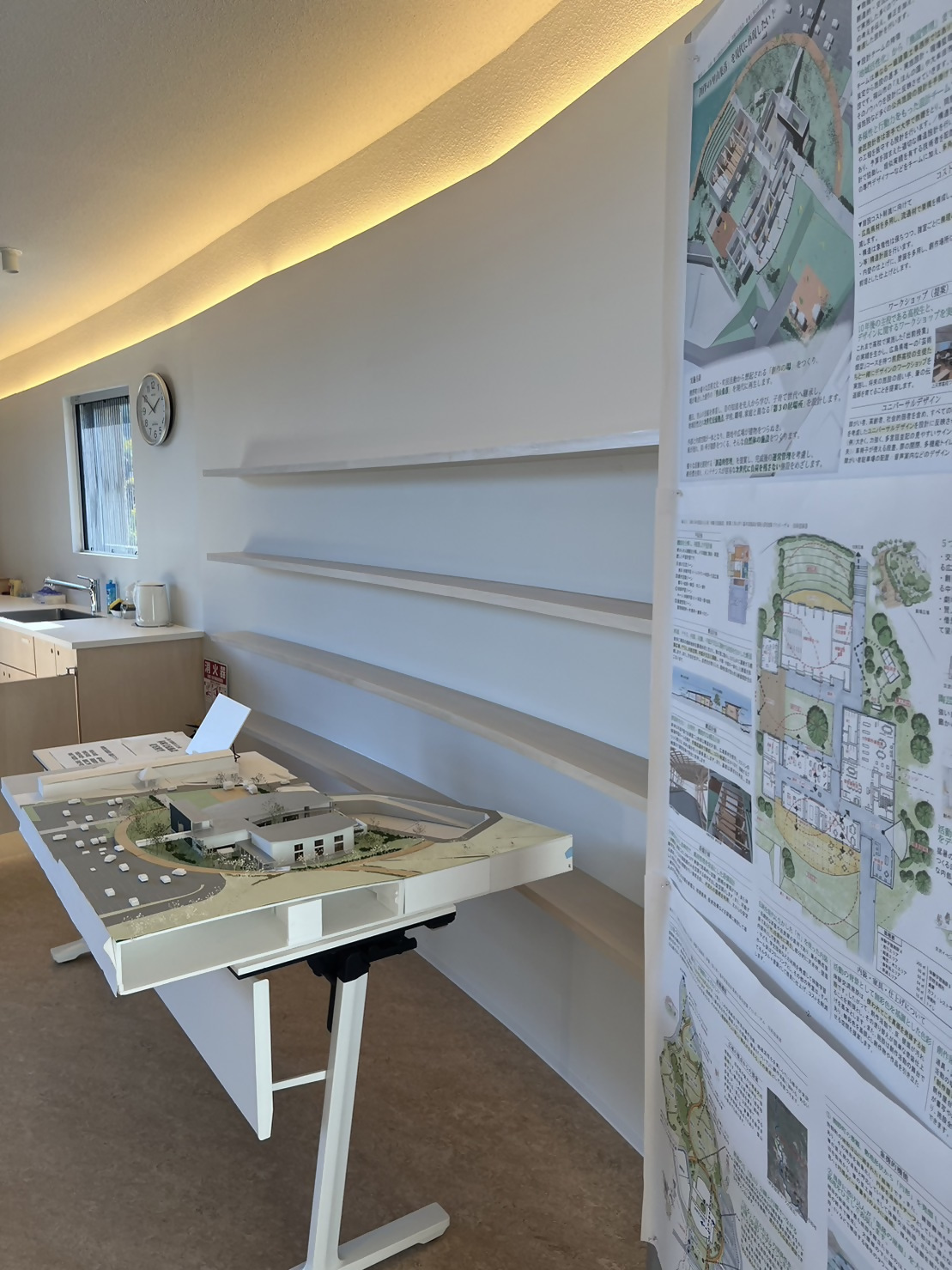 熊野町東防災交流センターのロビーに展示されている新体験交流施設の模型と壁に貼られた注意書きの写真