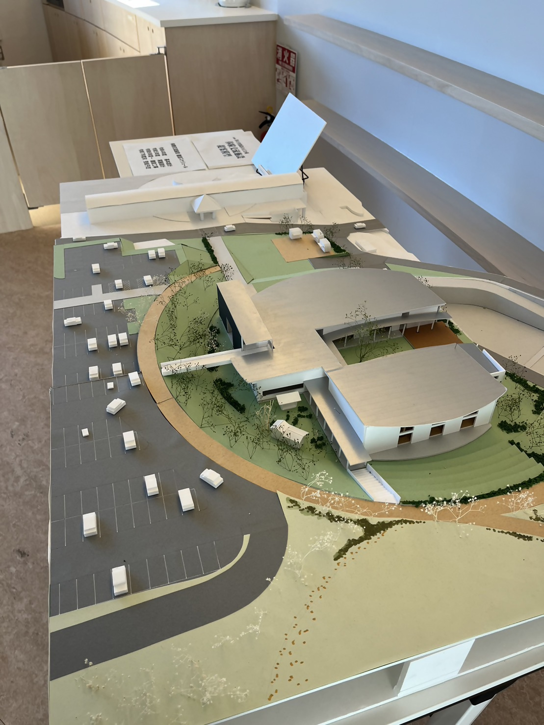 熊野町東防災交流センターのロビーに展示されてい駐車場と円形のドームがある模型の写真