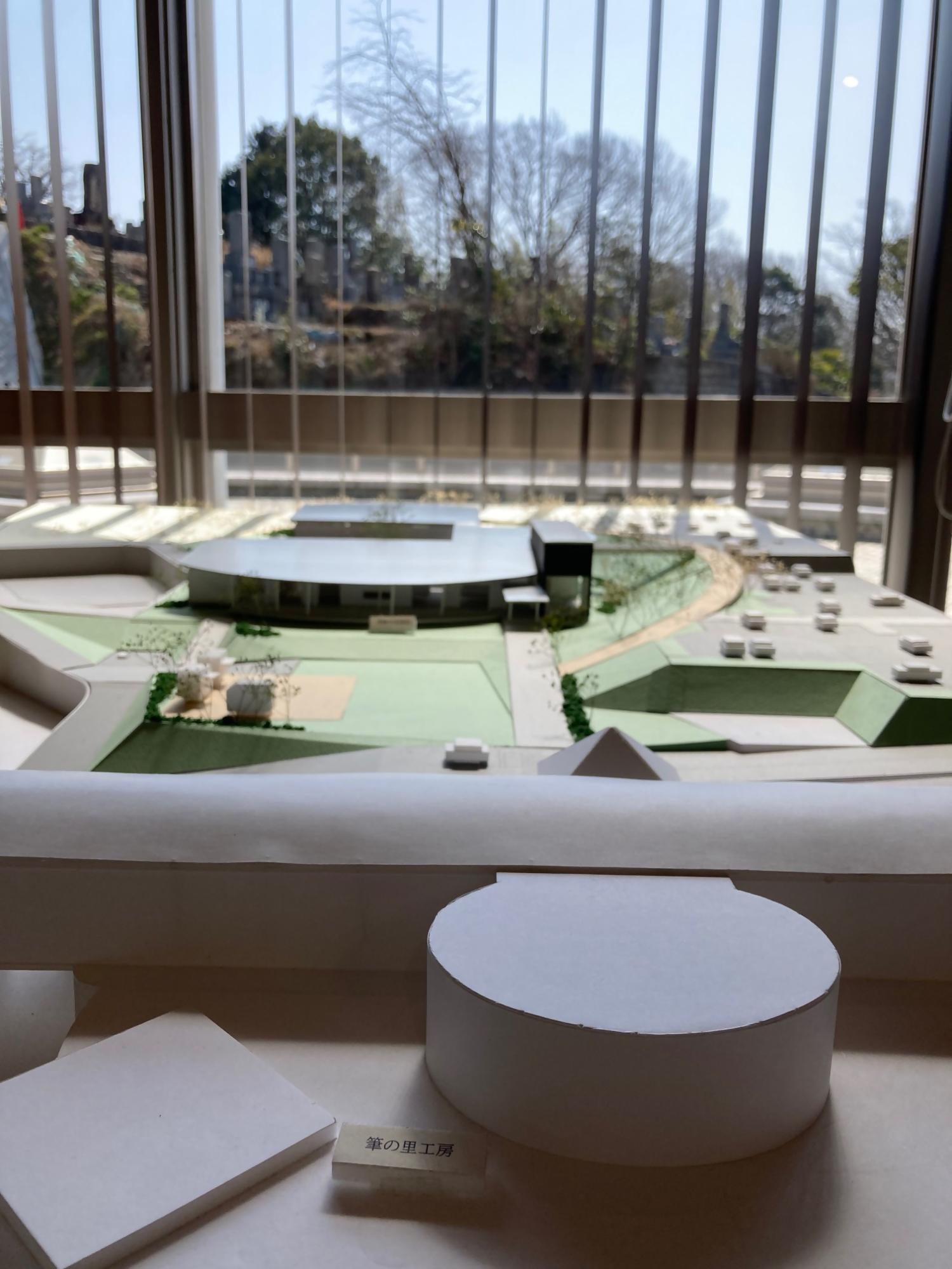 筆の里工房のラウンジに展示された新しい体験交流施設の模型のクローズアップ写真
