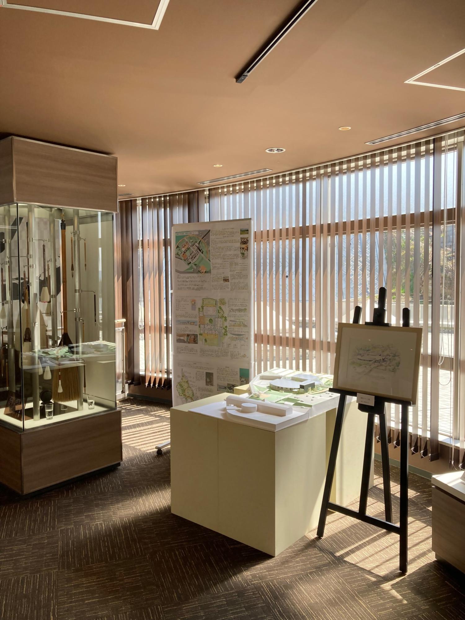 筆の里工房のラウンジに展示された新しい体験交流施設の模型の写真