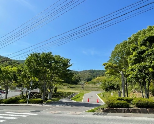 雲一つない青空の下に広がる建設予定地の全景写真