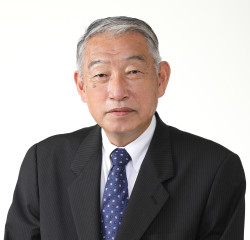 黒いスーツを着た三村裕史町長の写真