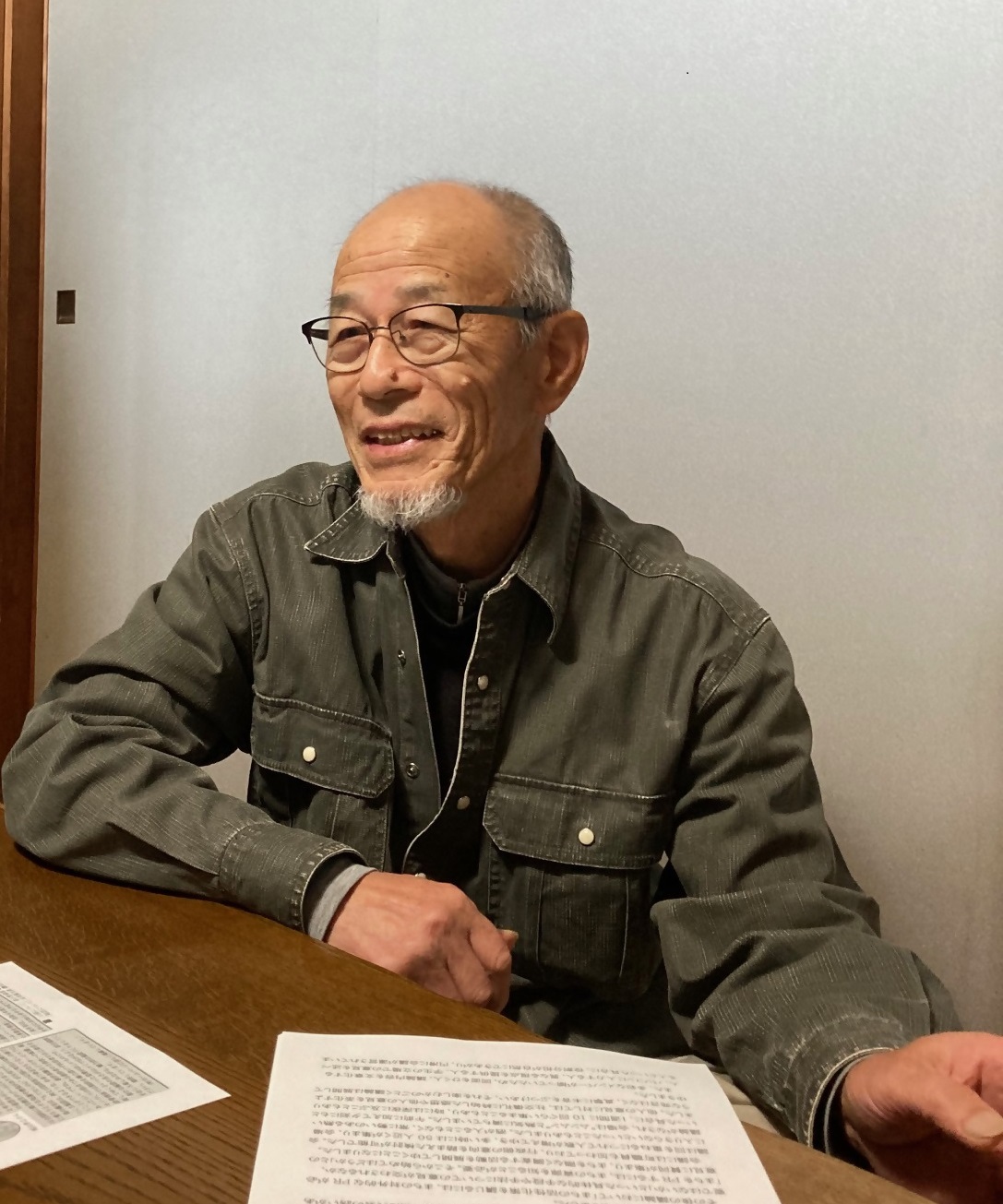 メガネをかけ髭を生やした梶山孝之さんの写真