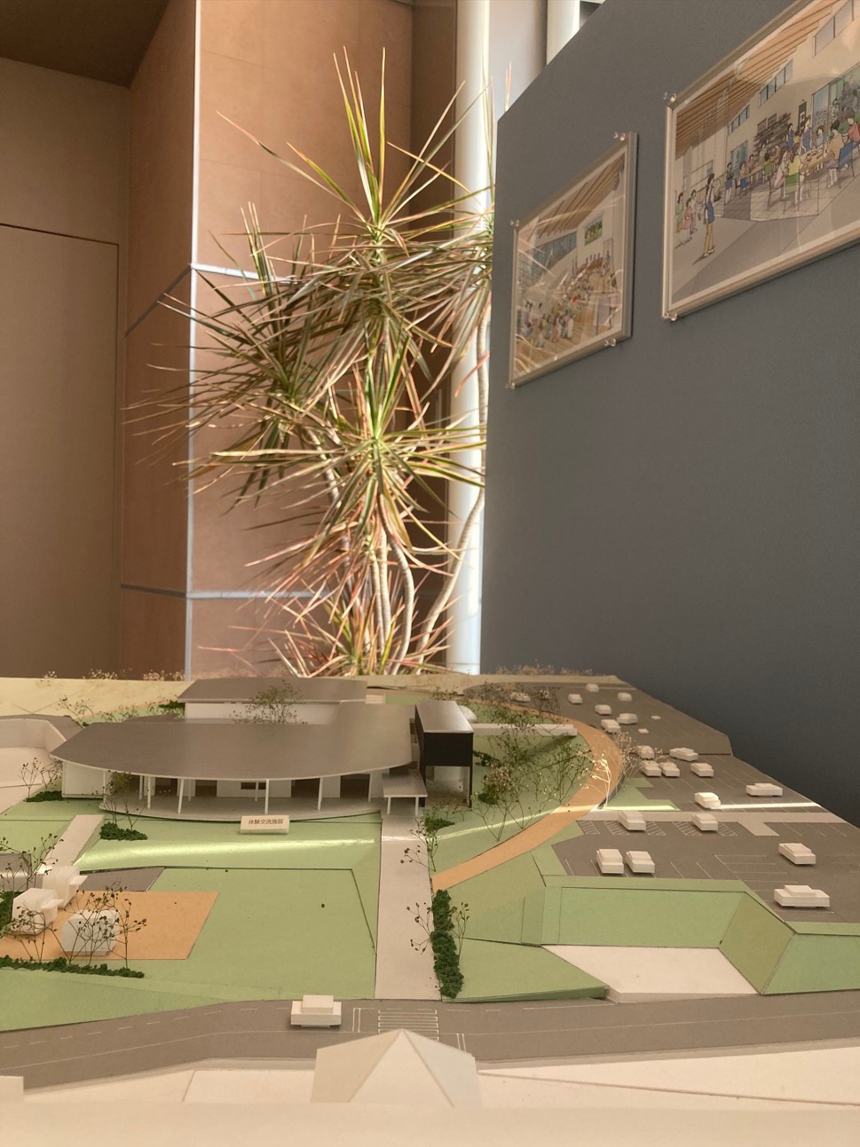 展示スペースの施設模型を真横から捉えた写真