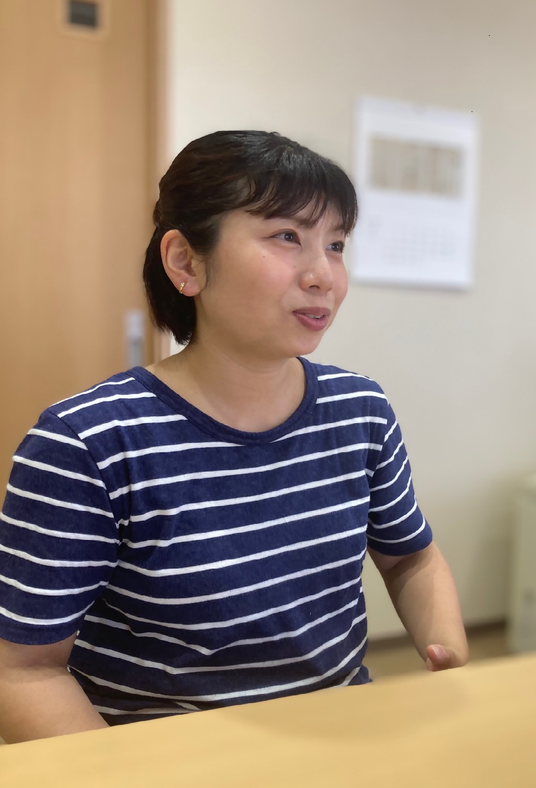 ボーダーのシャツを着ている梶山理菜さんの写真