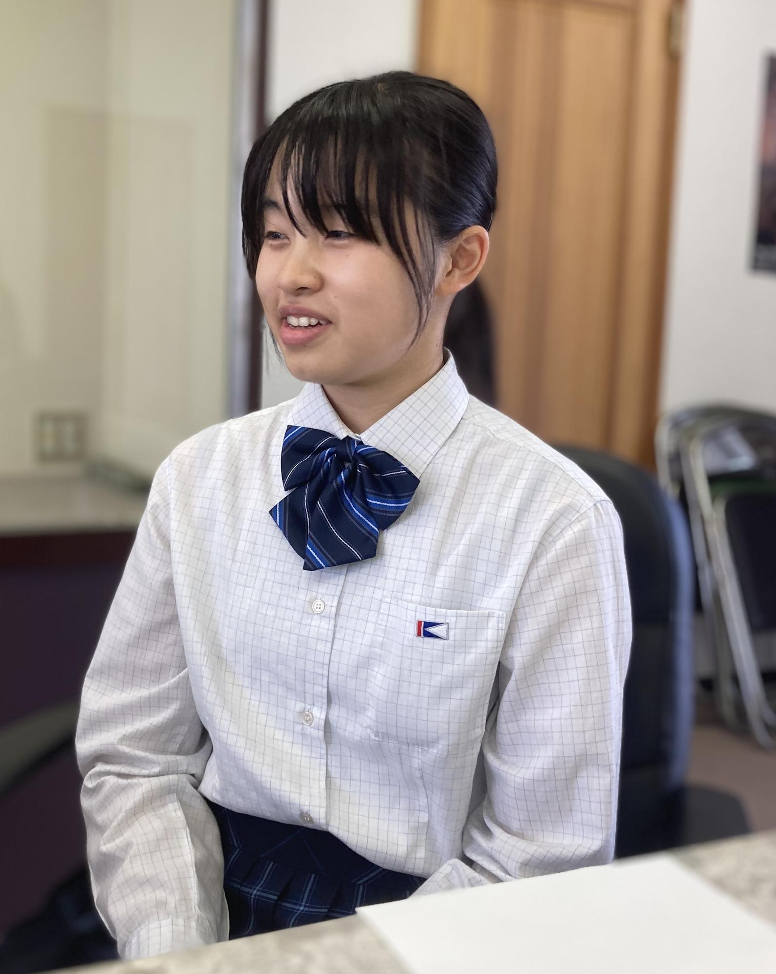 学生服を着ている世羅楓佳さんの写真