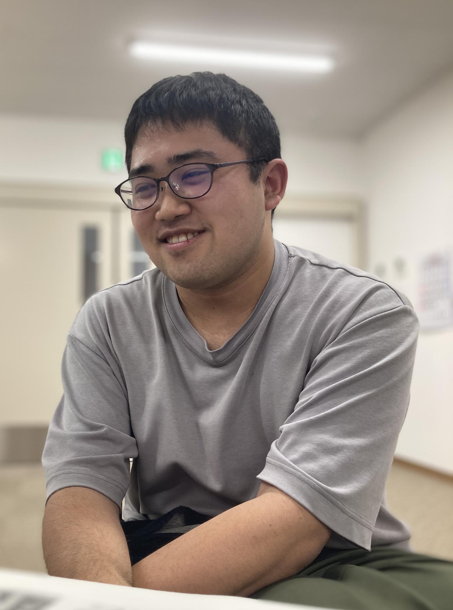 グレーのティーシャツを着ている川岡誠翔さんの写真