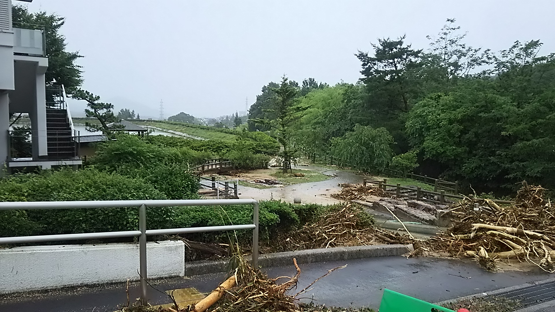 筆の里工房庭園の道路が土砂でふさがれてしまっている写真