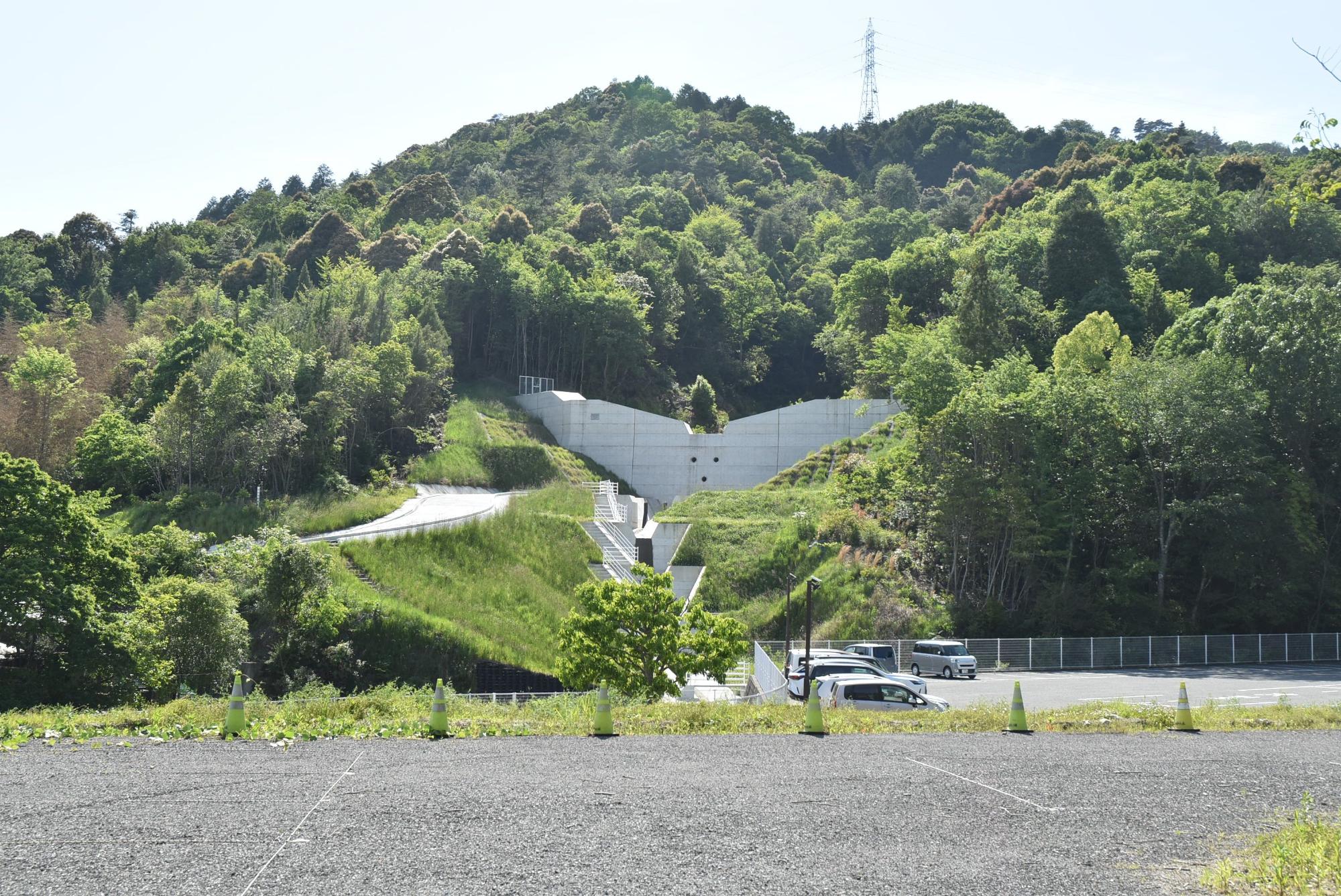筆の里工房の近くに設置された砂防堰堤の写真
