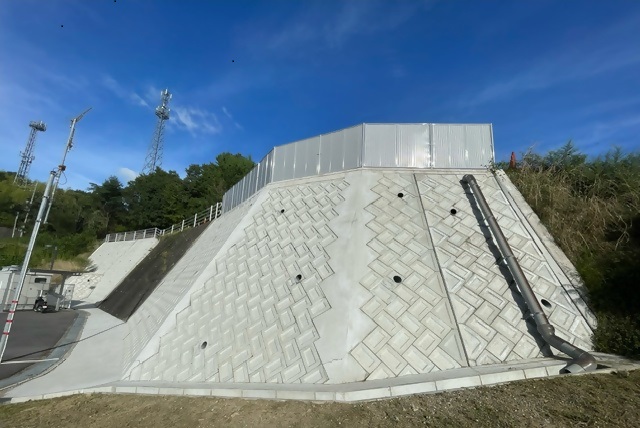 筆の里工房に隣接する斜面の改良工事写真