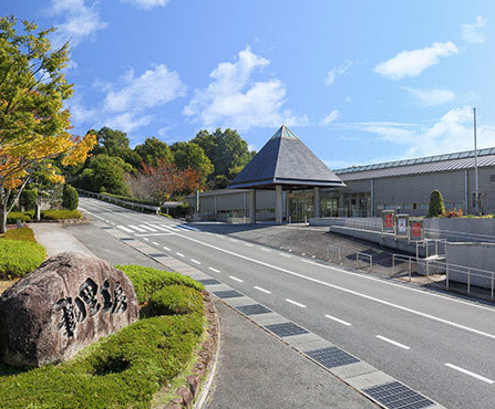 「筆の里工房」の石碑が見える工房の外観写真