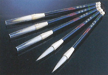 穂先が白い5本の毛筆の画像