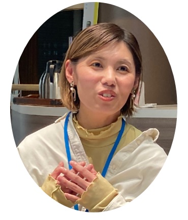 白い服を着たみんな食堂を運営する増田さんの写真