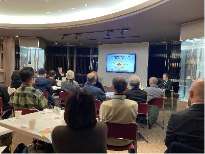 モニターに映された情報を眺めているセミナー参加者の方々の写真