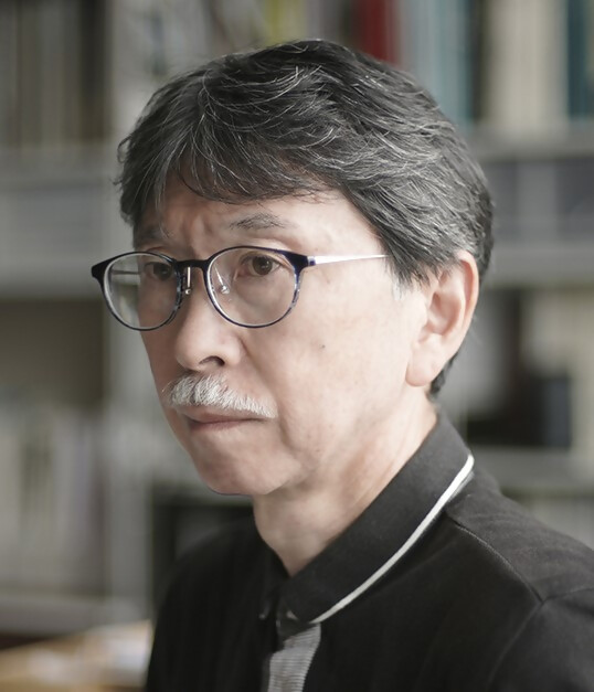 黒いシャツを着た広島市立大学芸術学部教授吉田幸弘さんの画像