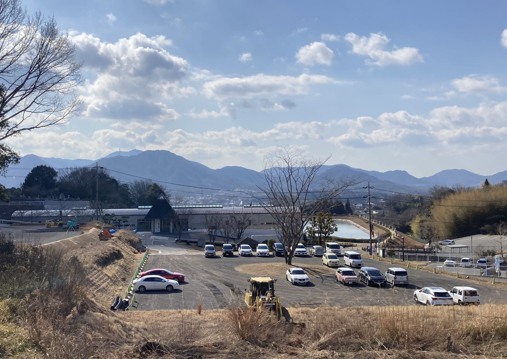 北側から撮影された駐車として利用されている建築用地の現在の写真