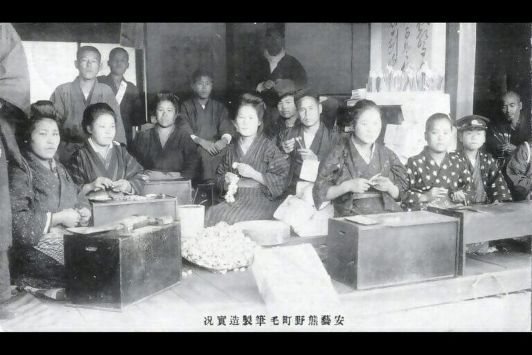 「安芸熊野町毛筆製造実況」という文字が入っており、着物姿の女性や子どもたちが毛筆を作っている姿を捉えたモノクロ写真