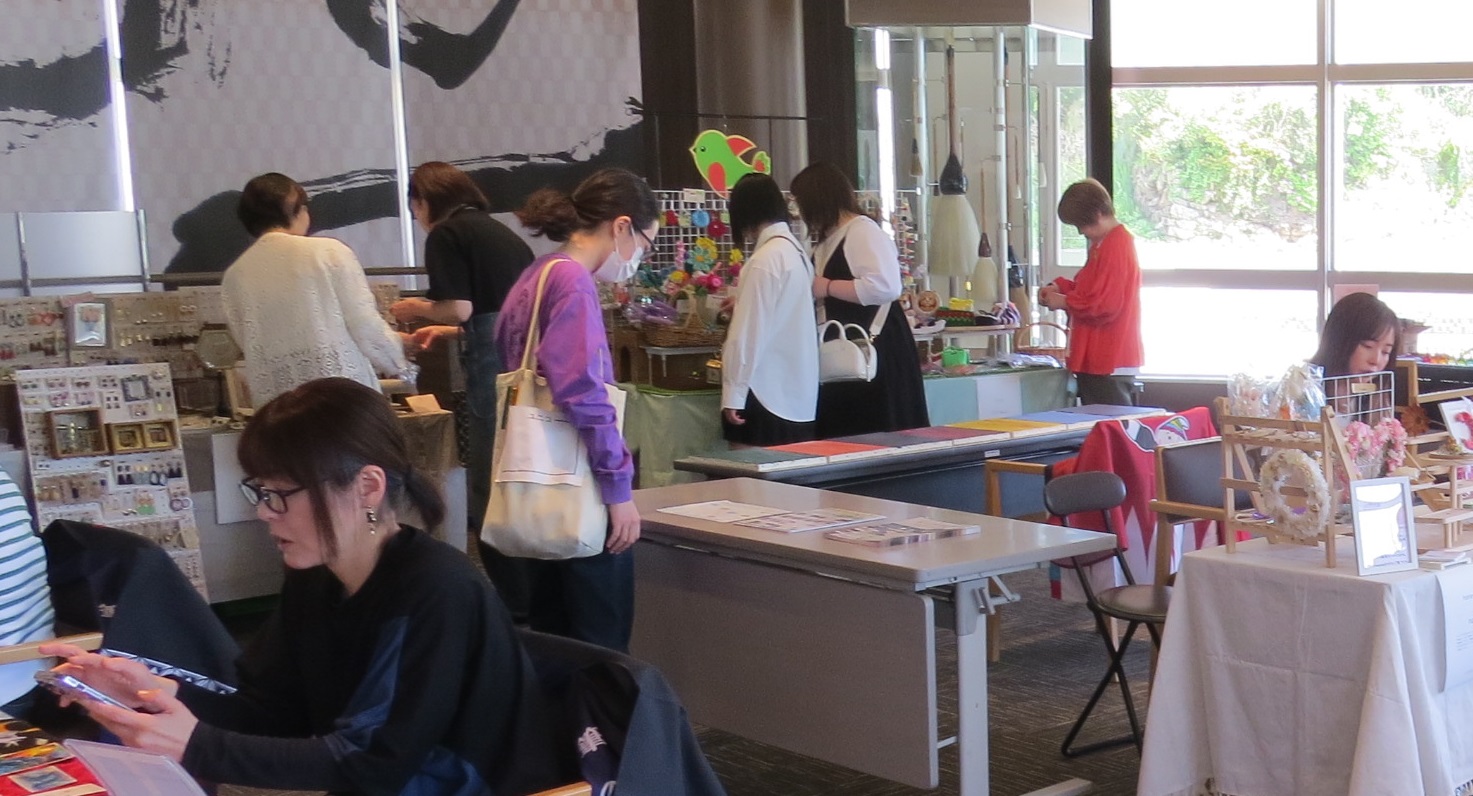様々な商品が売られている工房のハンドメイドブースの写真
