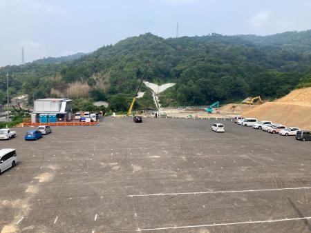 200台分の自動車を駐車する事ができる山間に建設中の駐車場の写真