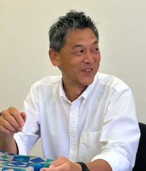 白いワイシャツを着ている工事監理者、佐野さんの写真