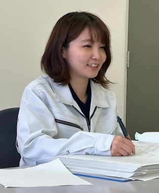 作業用ジャンパーを着ている熊野町都市整備課、小倉主任主事の写真