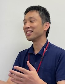 濃紺色のポロシャツを着ている熊野町産業観光課 、荒谷課長補佐の写真