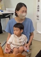 子どもをだっこしている女性の写真