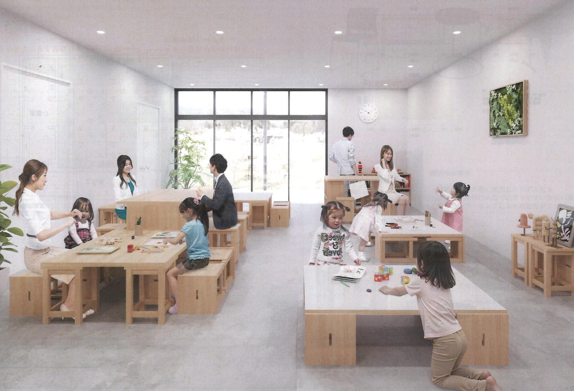 木の机や椅子が置いてあるスペースで遊んでいる子供達の写真