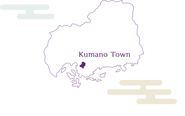 広島県安芸郡熊野町の位置を示す地図。町域がグレープ色で強調されており、四隅（左上と右下）には和風の雲の装飾があしらわれている。「Kumano Town」の文字入り。